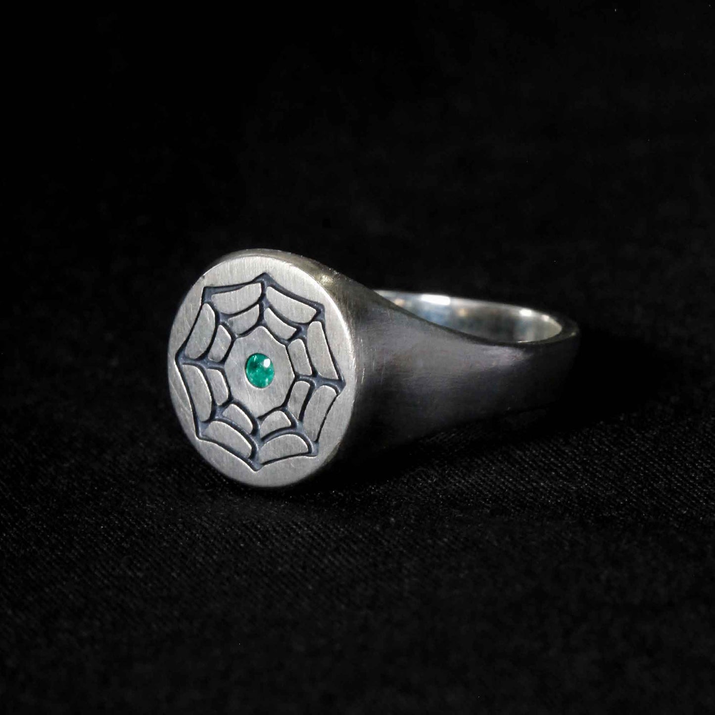 web engraving and a emerald stone on a 925 silver signet ringweb engraving and a emerald stone on a 925 silver signet ring