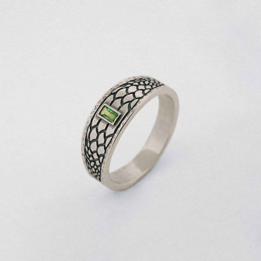 Snake skin engraving and an emerald stone set in a 925 silver ring