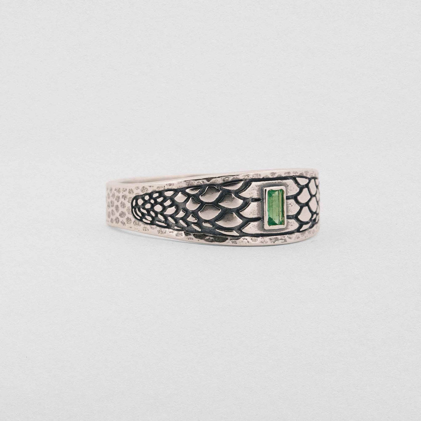 Snake skin engraving and an emerald stone set in a 925 silver ring